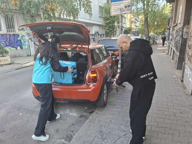 Пратката поема към адреса