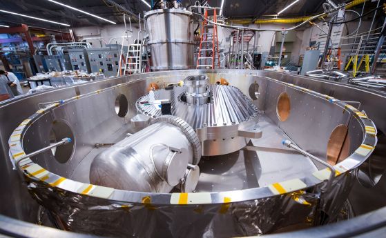 В Центъра за науки за плазмата и синтез на MIT новите магнити постигнаха световен рекорд за сила на магнитното поле от 20 тесла за голям магнит. 
