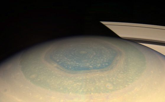 "Касини" видя смяната на сезоните на хестагона на Сатурн
