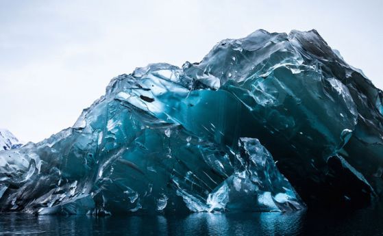 Редки фотографии на преобърнат айсберг (видео)