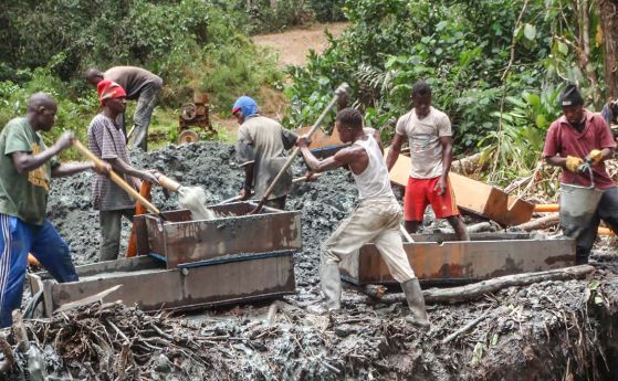 Работници пресяват диаманти от  кимберлитова тръба в Северозападна Либерия.