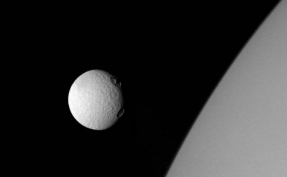 Касини показа два огромни кратера на спътника на Сатурн, Тетида