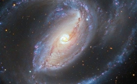 Галактиката NGC 1097 има черна дупка с маса 140 милиона слънца (видео)