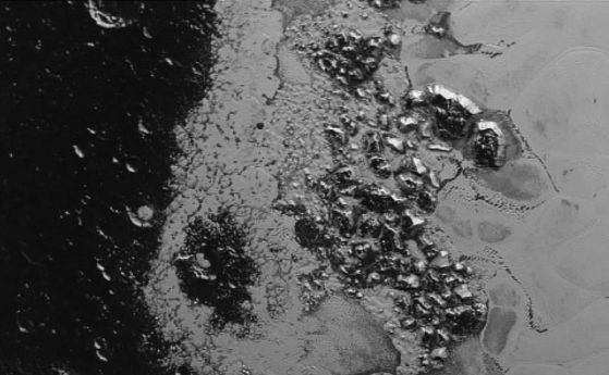 Втора планина в "сърцето" на Плутон е заснел New Horizons