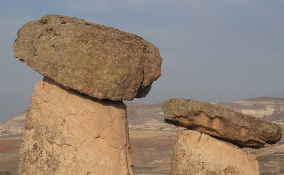 Как се крепят "едва-едва балансиращи камъни" в земетръсни райони