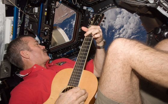 Крис Хадфийлд издаде албум с песни, записани в космоса (видео)