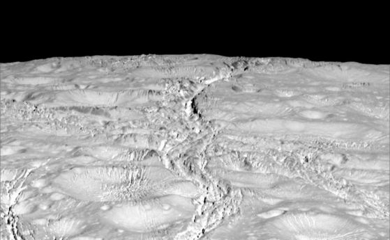 Първи снимки на северния полюс на Енцелад, загадъчната луна на Сатурн