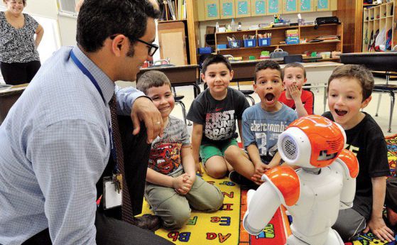 Робот ще помага на децата на бежанците да научат по-лесно нов език