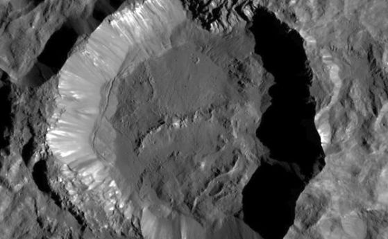 Сондата Dawn изпрати детайлни снимки на кратерите на Церера