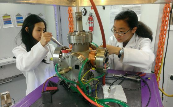 Ученици сглобяват собствен синтезен реактор и правят експерименти (видео)
