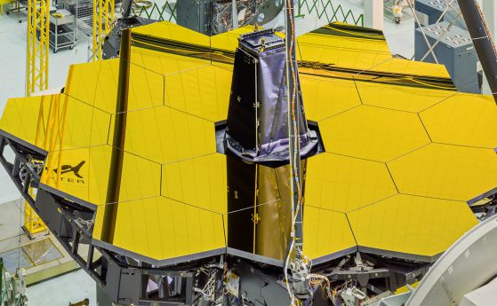 Показаха златното огледало на космическия телескоп James Webb