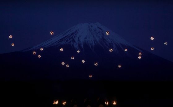 Танц на дронове пред планината Фуджи (видео)