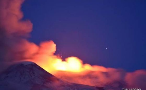 Вулканът Етна изригва отново (видео)