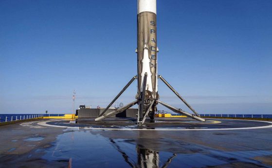 Има опасност Falcon 9 да падне от платформата, пише Илон Мъск 