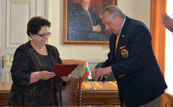 Проф. Цветана Каменова беше удостоена с Отличителния знак на председателя на БАН