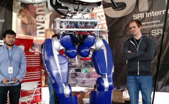 Този нов робот ходи точно като хората (видео)