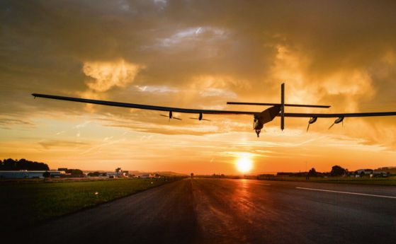 Самолетът Solar Impulse 2 приключи историческото си околосветско пътешествие (видео)