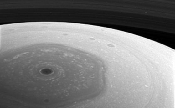 "Касини" направи първи снимки на Сатурн от новата си орбита 