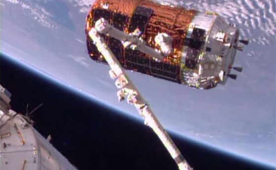 Японският космически кораб донесе подаръци на МКС (видео)