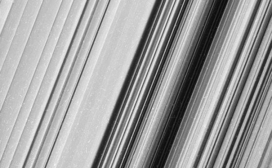 Касини изпрати най-подробните досега снимки на пръстените на Сатурн 