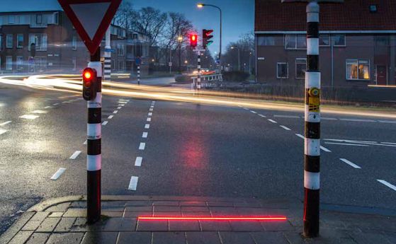 Светофари по тротоарите за "смартфон-зомбита" в холандски град 