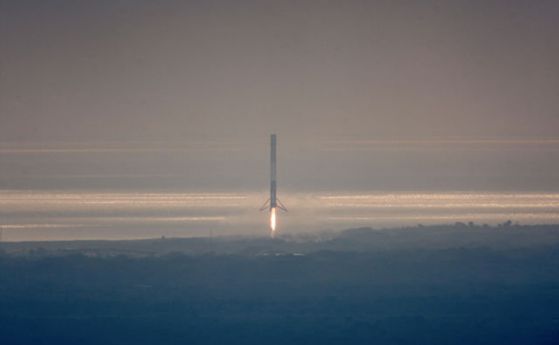 SpaceX направи успешно излитане с идеално кацане на сушата (видео)