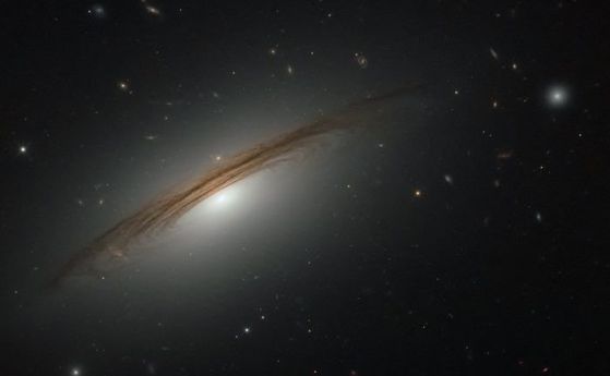 Телескопът Хъбъл засне невероятно масивна и бърза галактика