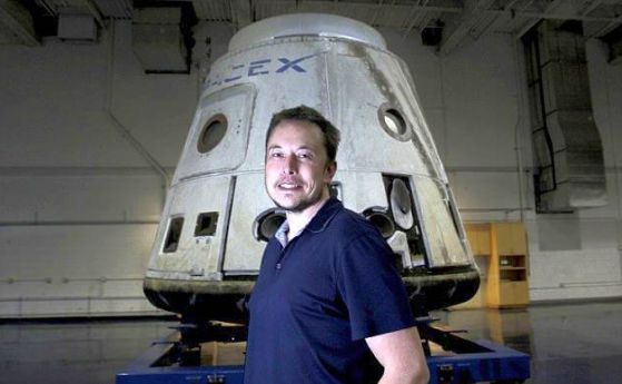 SpaceX планира да изпрати двама души около Луната през 2018 г.