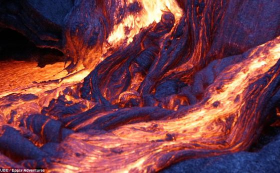 Синя лава се излива в океана от вулкана Килауеа на Хавайските острови (видео)