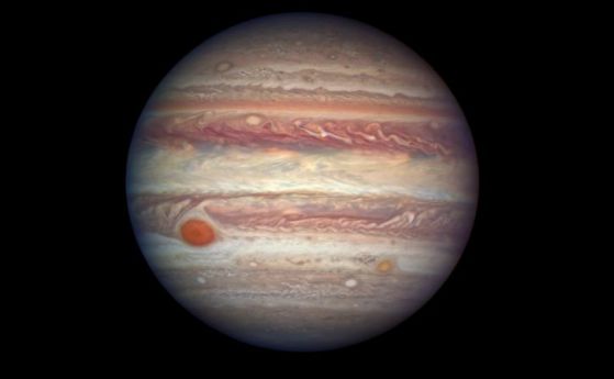 "Хъбъл" направи грандиознa снимка на Юпитер анфас (видео)