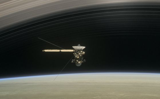 Сондата Касини оцеля в рисковата зона между Сатурн и пръстените му. Първи снимки (обновена)