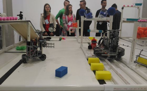 Ученици от цял свят се състезаваха с роботи в София (видео)