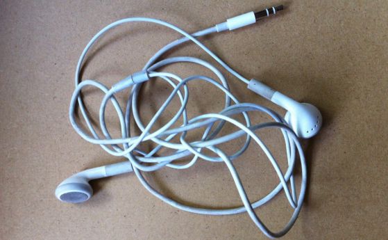 Защо се заплитат жиците на слушалките?