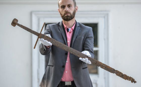 Откриха средновековен меч в торфено блато в Полша