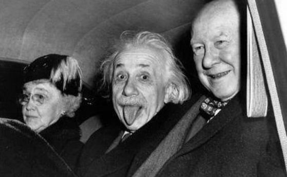 Култовата снимка на Айнщайн с изплезен език се продаде за 125000 $