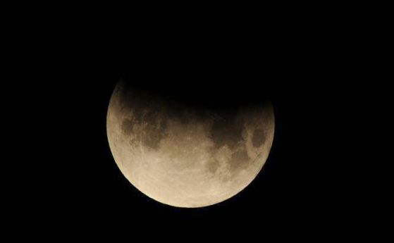 Как жителите на Земята видяха лунното затъмнение (снимки, видео)