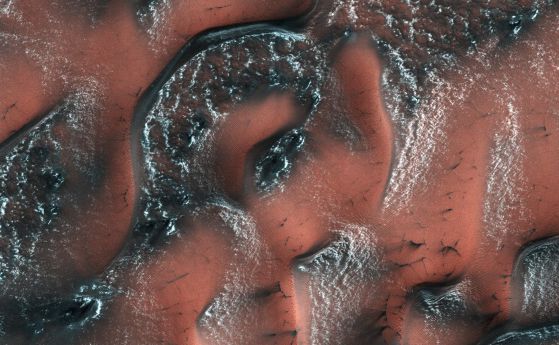 Пролетта насмете снежните дюни на Марс