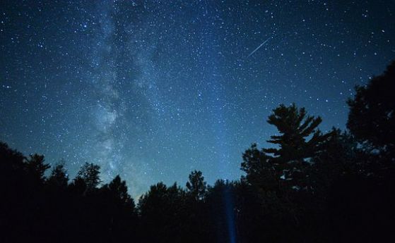 Септември: Сияещият Млечен път разделя небето, както денят и нощта си поделят денонощието поравно (видео)