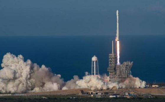 SpaceX стартира 'мини-совалка' в навечерието на пристигането на Ирма