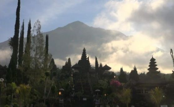 Вулканът в Бали: Защо експерти смятат, че планината Агунг ще изригне скоро (видео)