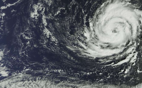 За първи път тропически ураган удря Ирландия (видео)