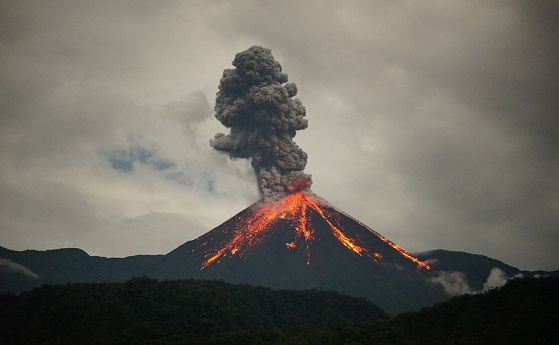 Вулканът - "размирник" изригва непрекъснато 9 години (снимки, видео)