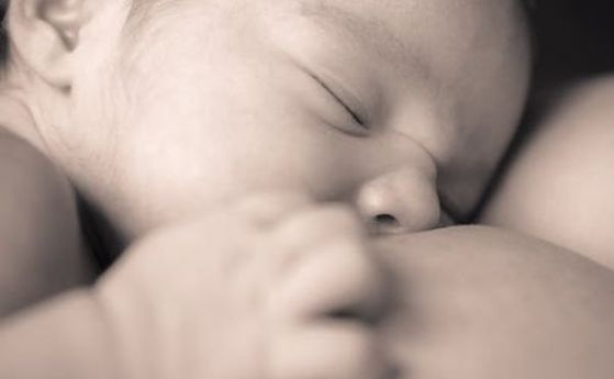Трансджендър жена за първи път кърми бебе благодарение на хормонална терапия