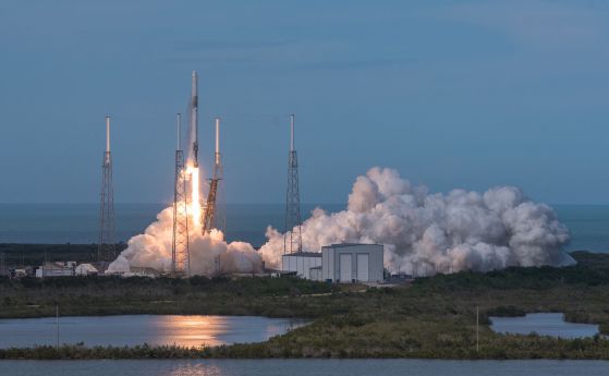 SpaceX изпрати Falcon 9 с провизии до МКС (видео)