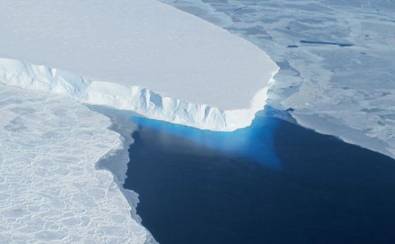 Ледник-тапа, който задържа огромни ледени маси, би повишил с 3м морското ниво с разтопяването си
