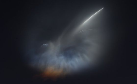 Стартът на ракетата на SpaceX освети Калифорнийското небе (снимки, видео)