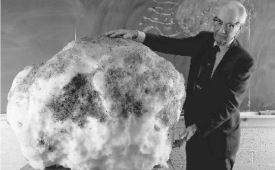 Уипъл демонстрира какво представлява  една комета с тази 250-килограмова „мръсна снежна топка“.