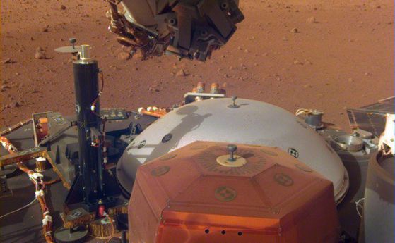 Марсианската сонда InSight огледа себе си и околностите (галерия)