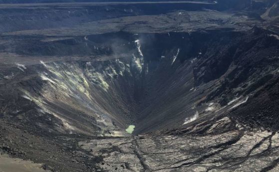 Езерото с вряща вода в кратера на Килауеа смущаващо продължава да расте (видео)