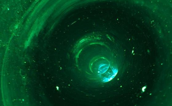 Квантовата теория позволява червейна дупка с размера на човек да продължи вечно
